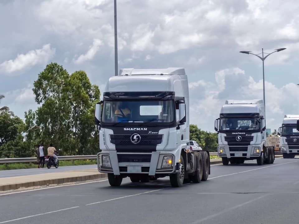 10 Wheels 6X4 SHACMAN Tractor Truck X3000 SHACMAN Tractor For Tanzania CUMMINS ISME420 Euro3 55Ton Tractor Truck